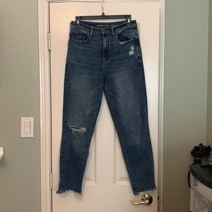 American Eagle Highest Rise Mom Jean in size 6
